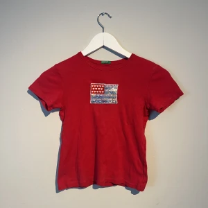 Mini tshirt med tryck - Snygg röd mini t shirt med tryck.