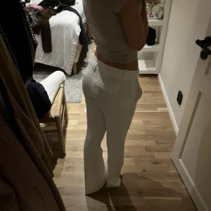 Kostymbyxor från Bikbok - Lågmidjade vita ”VERA” kostymbyxor från Bikbok. Helt slutsålda. Prislappen finns kvar, helt oanvända, Sitter superfint<3