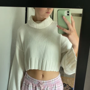 Stikad tröja - Super gullig stickad tröja som slutar lite över naveln