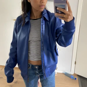 SNYGGASTE SKINNJACKAN - Snyggaste skinnjackan i blått från Zara!!😍😍😍 Måste tyvärr sälja pga för stor för mig! Storlek S herrmodell🙏🏽😁😁