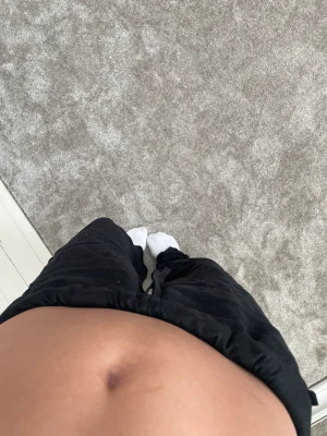 svarta linnebyxor ifrån arket - linnebyxor ifrån arket. säljer då de är förstora för mig. jag är 160 och de är för långa för mig. de går att vika upp i midjan, så som de är på bilden. 