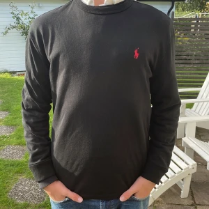 Raplh lauren tröja  - Tjena! Säljer denna populära raplh lauren tröjan som är perfekt till hösten skick 9/10 nypris:999 (Pris kan diskuteras vid snabb affär)