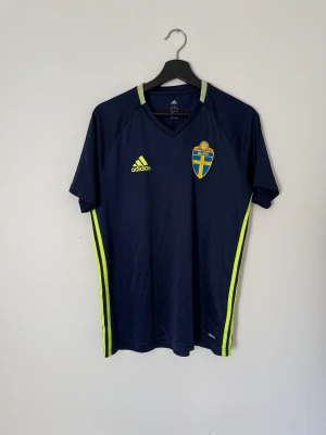 Sverige träningströja - Säljer nu mina andra tränings t shirt som är bekväm skön att använda när man tränar, men som funkar perfekt att använda i vardagen. Den är i  bra skick.