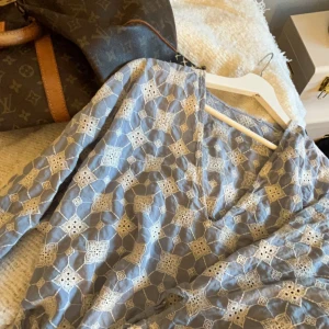 Blå blus!! Världens sommrigaste plagg! - Så sjukt fin när man är solbrun och fin! Älskar dennna men säljer då jag tröttnat lite! Inte helt säker men tror den är köpt i Grekland❣️passar lite alla storlekar😇