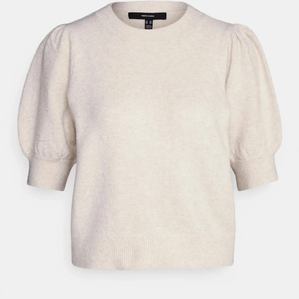 Supermysig beige stickad t-shirt ifrån vero moda💕💕 hyfsat bra shick, storlek xs💘💗. Stickat.