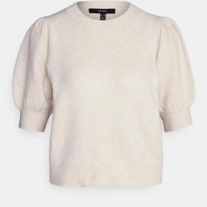 Vero Moda stickad tröja - Supermysig beige stickad t-shirt ifrån vero moda💕💕 hyfsat bra shick, storlek xs💘💗