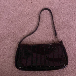 VÄSKA  - Svart liten väska❤️ Rymmer mycket ändå! Ända defekten är lite rostigt på blixtlåsen men inget man märker! DMA vid fler bilder❤️