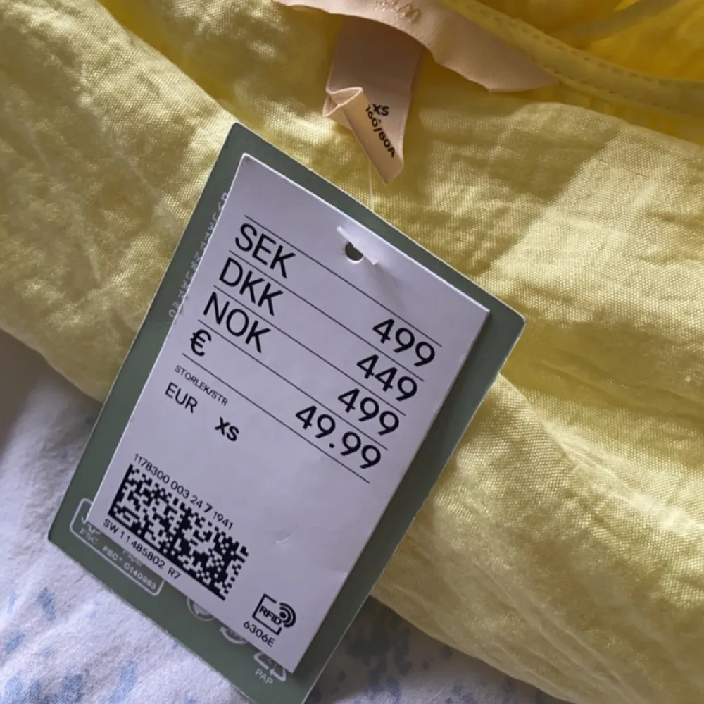 Säljer denna superfina gula klänning som är slutsåld på HMs hemsida. Helt oanvänd med lappar kvar! Storlek xs men är lite större i storleken.. Klänningar.