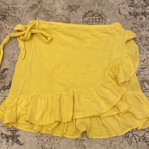 Gul omlottkjol zara - Gul omlottkjol från zara storlek L.