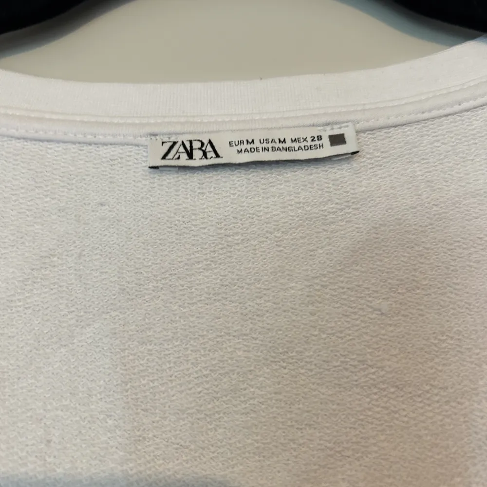 Boxig T-shirt med volang från Zara i storlek M!🤍inga bilder på tyvärr. Går bra att trycka på ”köp nu”. T-shirts.