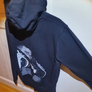 Drake hoodie - Säljer denna fina iconsliving hoodien för bra pris. Skicket är som ny skulle jag säga. Bara att höra av sig för mer info eller bilder. 