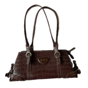 Brun Handväska - Jättefin 2000-talet vintage handväska i fake läder. Axel/handväska. Passar mobil, plånbok smink osv 