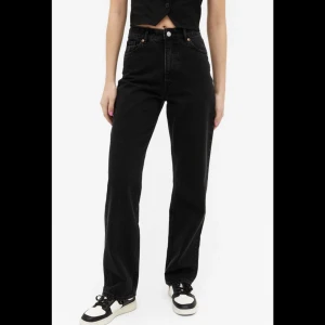 Straight Jeans - SKIT Fina raka Jeans från Monki! Oanvända för dem är korta på mig🙈Annars är dem perfekta för många tillfällen❗️ Funkar as fint på vitt😍köptes för 400kr (kom ihåg att Monikis storlekar är annorlunda så dem är storlek S)