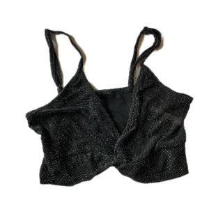 Glittrigt linne - ”Stockholmsstil” croppat festlinne med små glitter pärlor på. Passar XS & S. Från en gammal h&m kollektion❣️