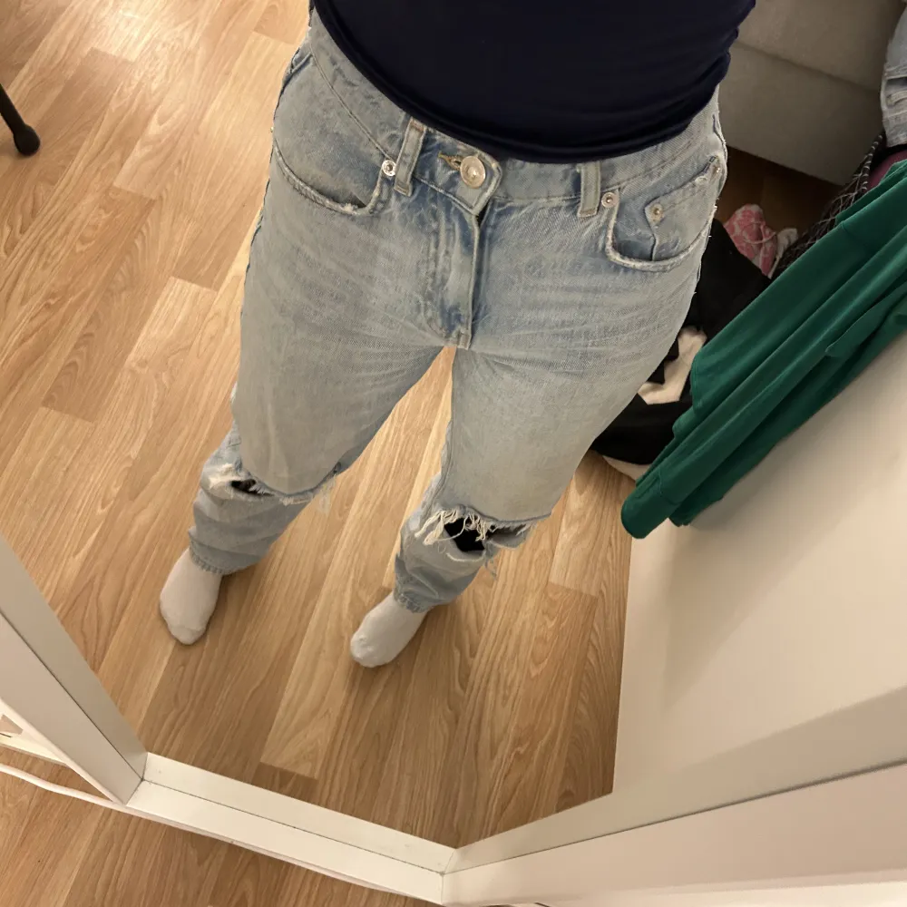 Säljer nu mina high waist jeans med hål från ginatricot då dom inte kommer till användning längre🌸. Jeans & Byxor.