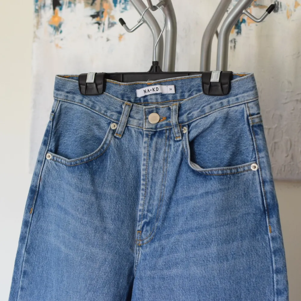 Na-kd wide leg jeans  Strl: 34 (true to size, möjligtvis en liten 36a) Modell: hög midja, vida ben Material: 100% bomull  Skick: använda men i fint skick. Jeans & Byxor.