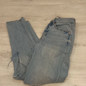 Jeans  - För långa för mig och stora men jätte snygga . (Frakten står alltid med i priset men om jag kan lämna det eller möta upp nån blir de billigare)
