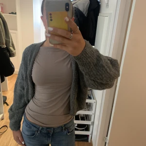 Kofta💓 - Säljer denna fina koftan från H&M i storlek xs. Inga defekter och bra skick😊. Köptes för ca 100 kr, säljer för 50 kr (exklusive frakt). Hör av dig om du har någon fråga eller är intresserad💞.  Betalas via swish!