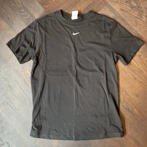 Nike t shirt - Skick 9/10  Används inte pågrund av att dem är för stor 