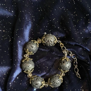 Armband- Lavasten - Fint armband, med runda lavastenar och glittriga glaspärlor.