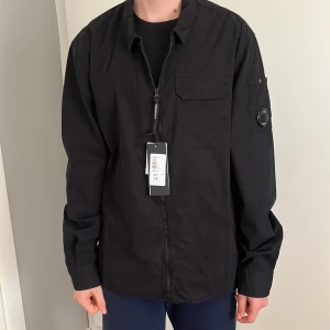 C.p Company overshirt - En snygg och helt ny jacka för hösten. Den är helt ny men köpte fel storlek så säljer. Kontakta om ni vill ha mer bilder. Pris kan diskuteras💪💪