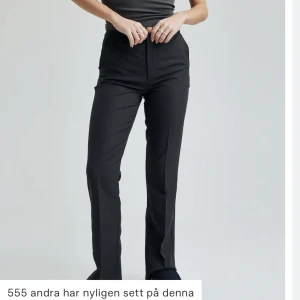 Kostymbyxor  - Säljer dessa då de har blivit för små för mig, högmidjade💞skriv för egna bilder