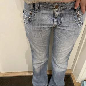 Snygga lågmidjade jeans som är för stora därav säljer jag dem. Rakt över är det 42 och innerbenslängd är 80. Pris kan diskuteras!💕