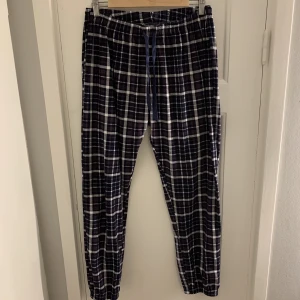 Pyjamasbyxor - Säljer dessa väldigt fina pjamasbyxorna i en fin lila färg då jag har alldeles för många. Väldigt fint skick och sparsamt använda. Som nya.