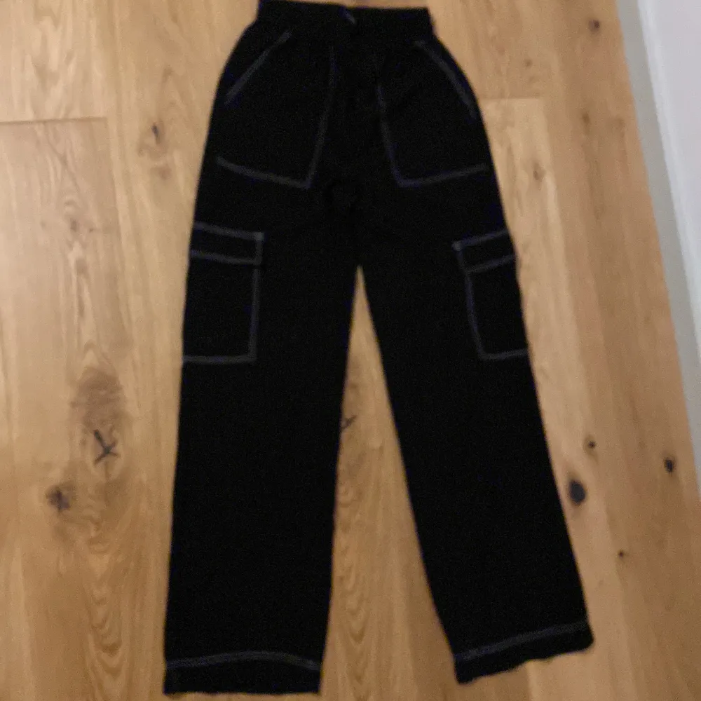 Snygga svarta tyg byxor med vita detaljer . Jeans & Byxor.