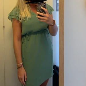 Grön klänning H&M - Grön klänning från H&M. Storlek 38. Bra skick. 