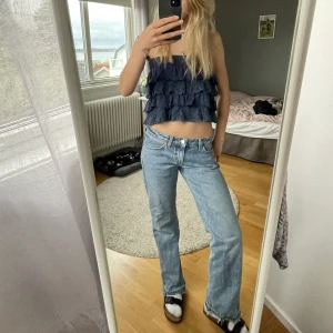 Supersnygga jeans💛💘🥂 - Modellen ”arrow low” från weekday, lite korta på mig i längden som är 164 i övrigt sitter det bra💓 bra skick, priset kan diskuteras!
