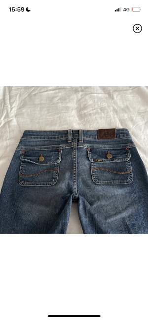 Så snygga low waist Lee jeans med as feta bakfickor 🩷 Midja: 70 men passar större pga stretch Innerbenet: 78 