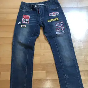 Äkta dsq2 jeans, små i storleken (34)