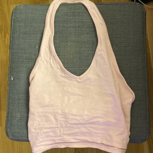 Enkel halterneck topp - Super bra skick, har i en blå oxå. Funkar som både xxs,xs skulle tro s oxå. Stretchig och fin i färgen. Inge hål eller så. Köpte för 60kr på HM. Men har ingen användning..