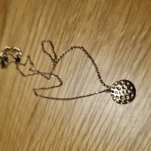 Guldigt halsband  - Kort modell