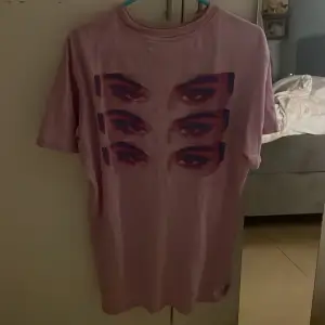 Oversized lila Selena Gomez T-shirt  i fint skick 