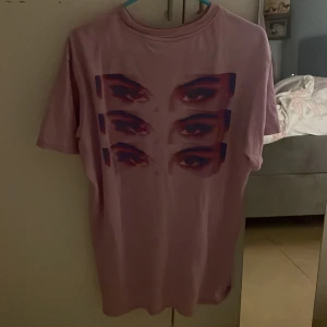 Oversized t-shirt - Oversized lila Selena Gomez T-shirt  i fint skick 