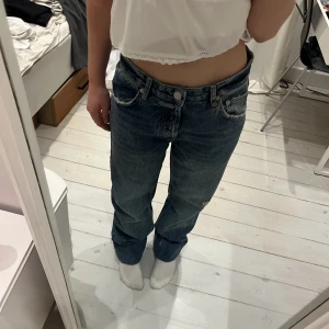 Zara jeans - Zara jeans i storlek 40 men passar bra lågmidjat på mig som brukar ha 36 i jeans❤️midja: 37 cm innerbensmått: 78 cm