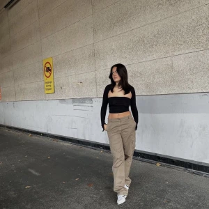 Bruna cargo pants - Säljer dessa bruna cargo pants då jag inte använder de längre, de har tyvärr gått sönder lite längst ner då de vart för långa och jag råkat trampa på de när jag gått, därav priset. skickar mer bilder privat om det önskas. 