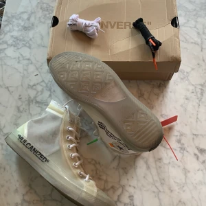 Converse - Säljer ett par off white Converse då de inte passar mig längre.Storlek 43. Ny pris runtomkring tio tusen. Skriv privat för fler bilder. Skriv gärna vid intresse. Tar också imot byten.