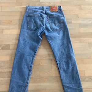 Levis jeans  - Säljer dessa levis jeans då de blivit för små för mig. Sparsamt använda och väldigt bra skick. Nypris 1200 mitt pris 200