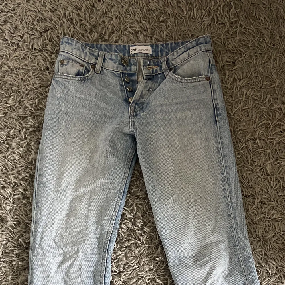 Blåa lågmidjade Zara jeans i storlek 32. Har fransat sig lite längst ner men syns inte tydligt när de är på . Jeans & Byxor.