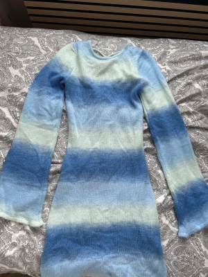 Blå klänning Bershka - Blå randig klänning med snörning baktill, från Bershka. Även fin som oversize klänning. Använd endast en gång.  För referens är jag 172cm.