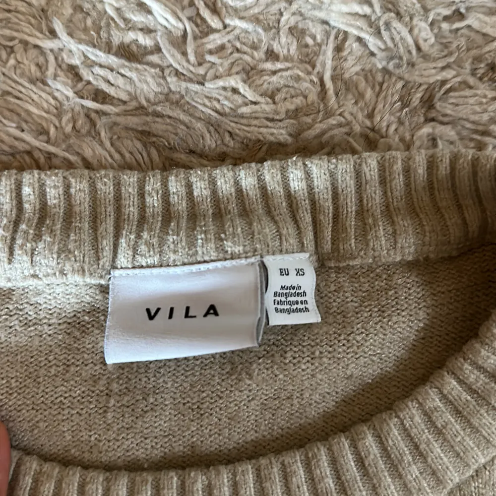 Säljer en jättefin stickad tröja från Vila som är väldigt populär i strl xs i beige. Tycker den är i bra skick! :P Köpt för 280kr 🙌🏽💗. Stickat.