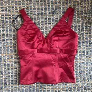 Vinröd korsett/festtopp  - Köpt Sceondhand men passade tyvärr inte runt midjan därför säljer jag. Jag har storlek M och den satt tajt på mig därav så hade jag tippat på att den sitter bra på en storlek S eller mindre M. Det är bara att skriva för frågor eller fler bilder🩷🫶
