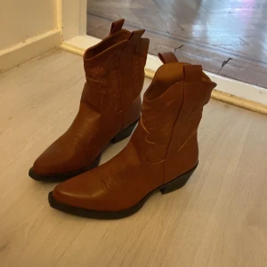Cowboy stövlar - Bruna stövlar med mönster, jättefina men för små för mig Hämtas i göteborg