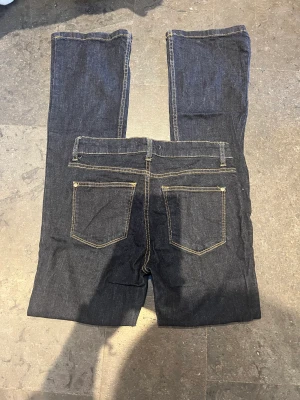 Jeans Lindex 36 - SÅ FINA. Köpta på second hand. Mörkblåa.  Försten till kvarn. Klicka gärna på köp nu ❤️