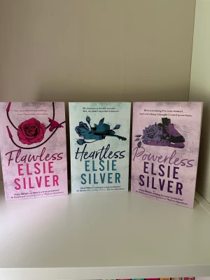 Flawless, Heartless & Powerless av Elsie Silver  - Säljer dessa då jag har en annan version av de redan. Aldrig lästa i. 