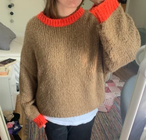 Stickad tröja - Oversized stickad tröja köpt här på Plick, från början från chiquelle 🫶🏼 Säljer för 50kr