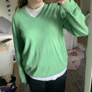 Grön pullover  - Grön tröja köpt på sellpy 🫶🏼 Säljer för 50kr 